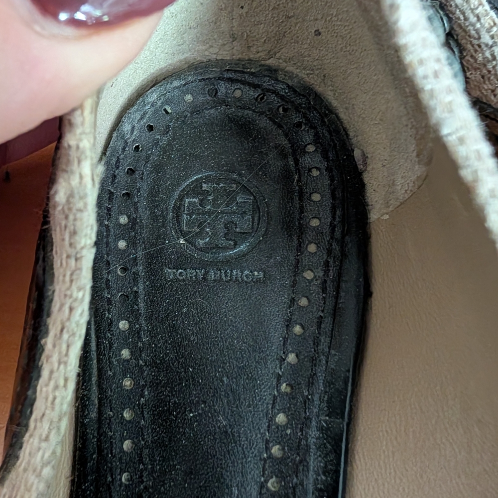 Elegant Black and Tan Women's Flats - Picture 6 of 8